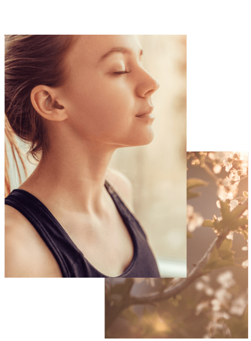 Nahaufnahme einer lachenden jungen Frau mit wehenden braunen Haaren, die Freude und Vitalität ausstrahlt.