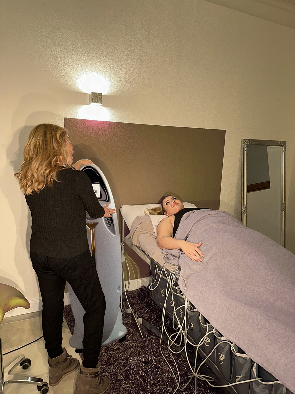 Porträt von drei Frauen unterschiedlicher Ethnien, die gemeinsam in die Kamera blicken, symbolisierend Vielfalt und Schönheit in allen Altersstufen.